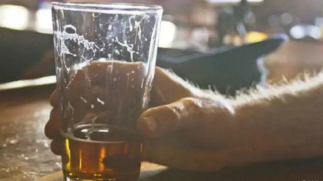 மது அருந்துவதை குறைத்துக் கொள்ள வேண்டும் என பிரிட்டிஷ் மருத்துவர்கள் அறிவுரை