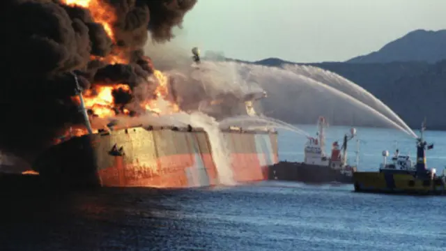 حمله نیروهای ایرانی به نفتکشی که با پرچم سنگاپور حرکت میکرد