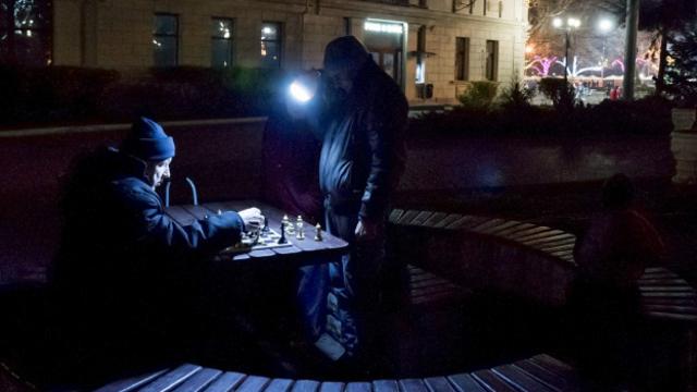 Игра в шахматы при свете фонарика. Севастополь. 27 декабря 2015 г.
