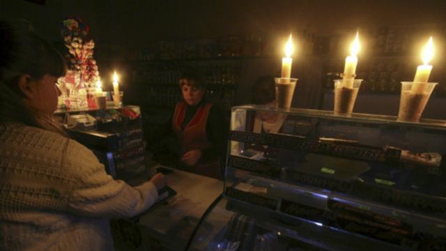 Продовольственный магазин в Симферополе, работающий при свечах