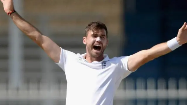 جیمز اینڈرسن برطانیہ کی تاریخ کے کامیاب ترین بولر ہیں اور وہ اب تک 115 ٹیسٹ میچوں میں 451 وکٹیں حاصل کر چکے ہیں