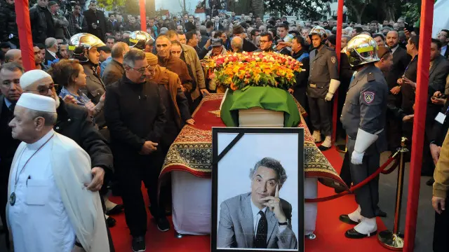 السلطات الجزائر أقامت جنازة رسمية لآيت أحمد، وأعلنت الحداد 8 أيام على وفاته