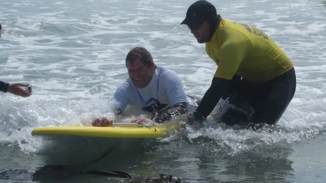 Prancha adaptada tem uma barra frontal que ajuda o surfista a se movimentar com estabilidade