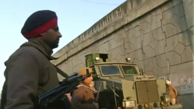 بھارتی حکام کا کہنا ہے کہ چار حملہ آوروں کے ساتھ اس حملے میں دو سکیورٹی اہلکار بھی مارے گئے ہیں