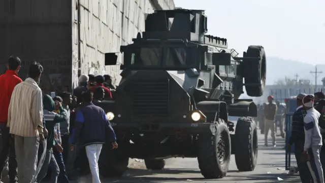  بھارت میں پولیس کا کہنا ہے کہ نامعلوم مسلح افراد نے سنیچر کو پٹھان کوٹ کے ایئر بیس پر حملہ کیا جس میں چار حملہ آوروں سمیت سات افراد ہلاک ہو گئے ہیں۔