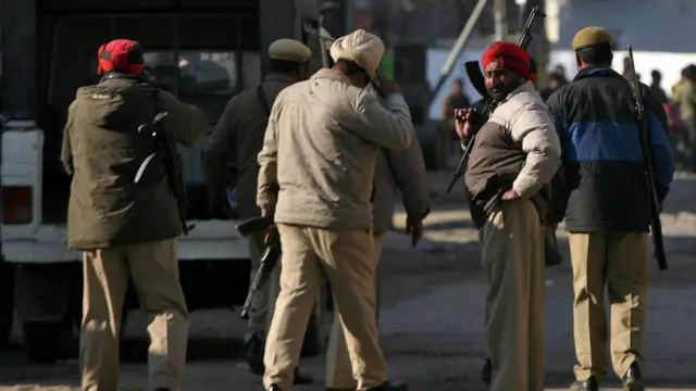 بھارت کے بعض میڈیا اداروں نےاس طرح کے سوالات بھی اٹھائے ہیں کہ آخر اس طرح کی اطلاعات ہونے کے باوجود بھی شدت پسند وہاں تک کیسے پہنچے