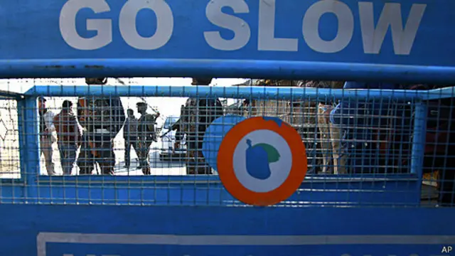 ගුවන් හමුදා කඳවුරට ප්‍රහාර එල්ල කිරීමට පැමිණි සන්නද්ධ කණ්ඩායම ඉන්දීය හමුදා නිල ඇඳුමට සමාන ඇඳුමකින් සැරසී සිටි බවත් බලධාරීහු සඳහන් කරති