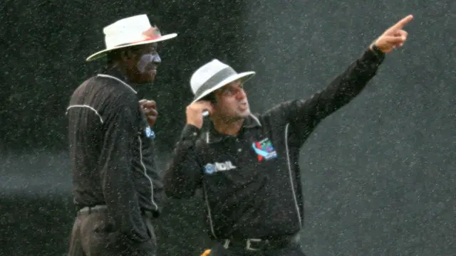 علیم ڈار سٹیو بکنر کے ساتھ کرکٹ کے عالمی کپ کے فائنل میں بھی امپائرنگ کے فرائض سرانجام دے چکے ہیں