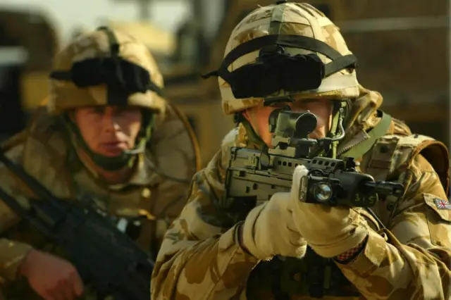 ماي تقول إنه يجب أن تفخر المملكة المتحدة بأداء قواتها المسلحة "المنضبط".