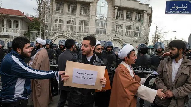 تجمع معترضان به اعدام شیخ نمر مقابل سفارت عربستان