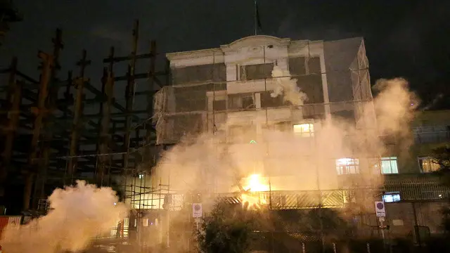 گزارش شده معترضان به سمت ساختمان کنسولگری عربستان در مشهد مواد آتش‌زا پرتاب کرده‌اند