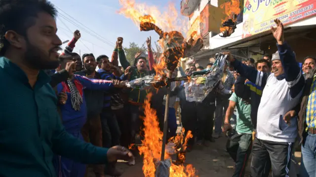 پٹھان کوٹ ایئربیس پر حملے کے خلاف بعض علاقوں میں بھارتی شہریوں نے احتجاج بھی کیا ہے۔