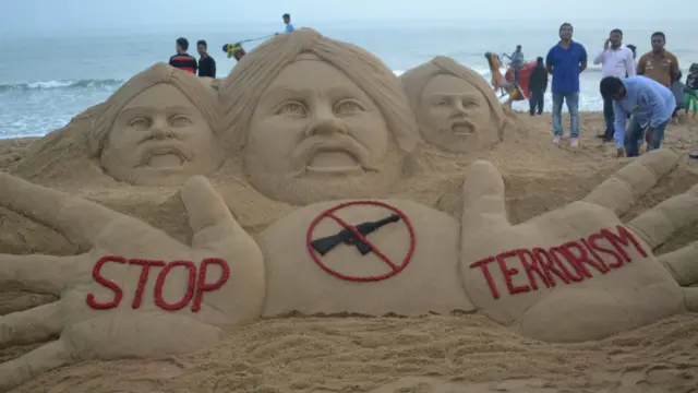 بھارتی فن کار سندرہ سن پاٹنائیک نے ریت کا مجسمہ بنا کر حملے کی مذمت کی ہے۔