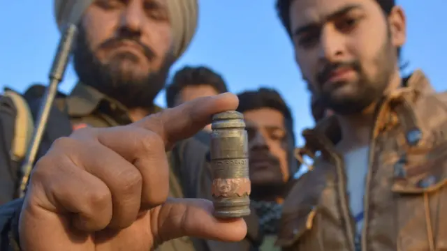 دہلی میں بی بی سی کے نامہ نگار سنجوئے مجمدار کا کہنا ہے کہ حملہ آوروں کے بارے میں ابھی کچھ واضح نہیں ہے لیکن پاکستان میں موجود کمشمیری جنگجوؤں پر اس بارے میں شبہہ ظاہر کیا جا رہا ہے۔