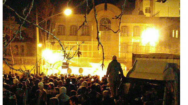 Người Iran xâm nhập đại sứ quán Ả Rập Saudi ở Tehran và đốt tòa nhà.