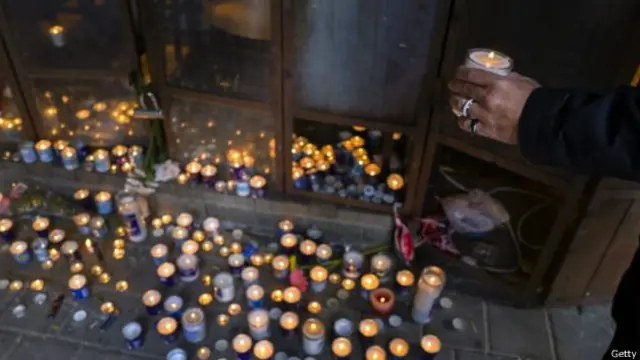 حملہ آور لڑکے نے اپنے والد جو کہ سکیورٹی کے امور سرانجام دیتے تھے کی گن چرائی تھی