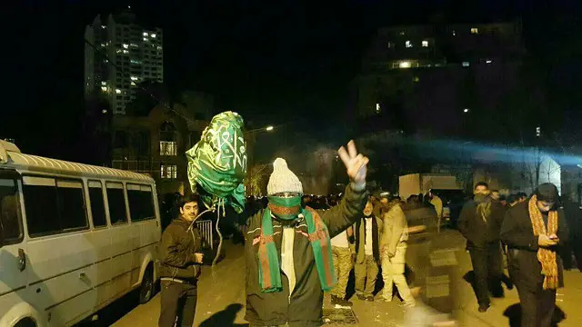 عکس‌های متعددی در شبکه‌های اجتماعی از حواشی حمله به سفارت عربستان در تهران منتشر شده است 