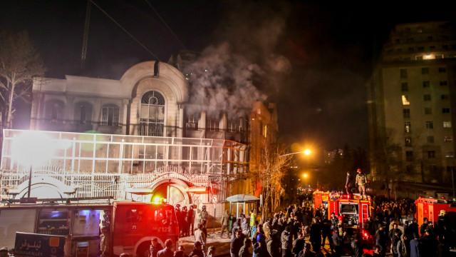متظاهرون يحيطون بالسفارة السعودية في طهران تزامن مع تصاعد الإتهامات بين السعودية وإيران بعد اعدام النمر 