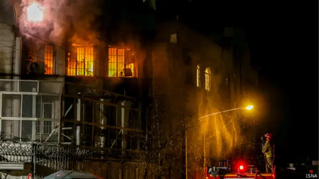 در این عکس که محمدرضا ندیمی برای خبرگزاری ایسنا گرفته ماموران آتش نشانی در حال اطفای آتش داخل سفارت عربستان‌اند