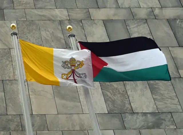 Ватиканский и палекстинский флаги