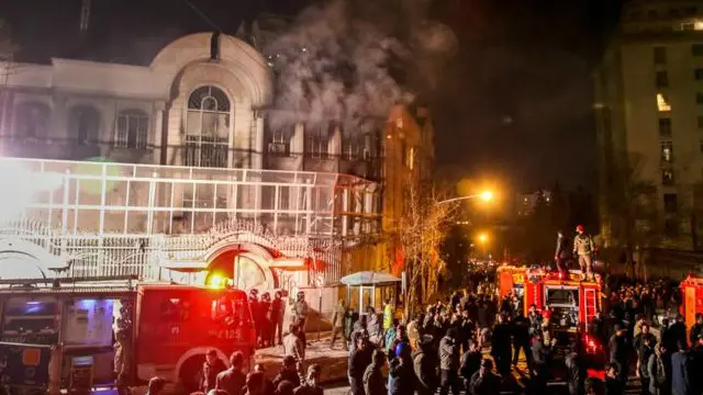 ایران میں مظاہرین نے سعودی سفارتخانے کو آگ لگانے کی کوشش بھی کی ہے