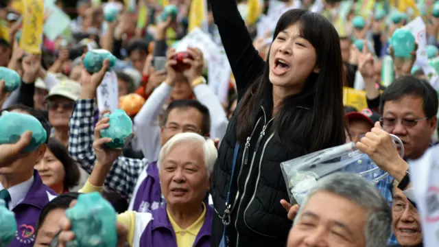 民進黨支持者在2015年12月20日的造勢活動上高舉蔡英文的競選道具「小豬撲滿」表示支持。