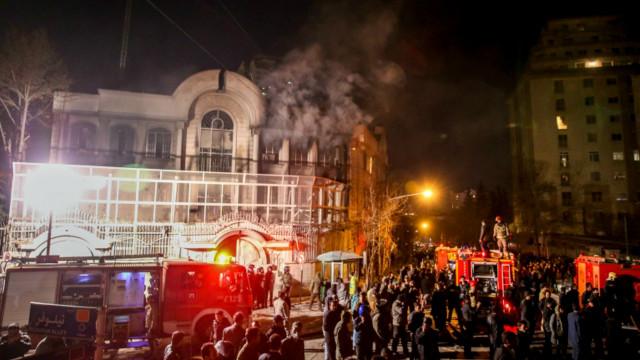 Massa di Teheran, Iran melempar bom molotov ke gedung Kedutaan Besar Arab Saudi di Iran sehingga 40 orang ditangkap.