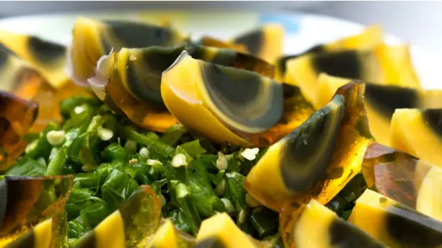 Telur abad yang disajikan dengan sayuran.