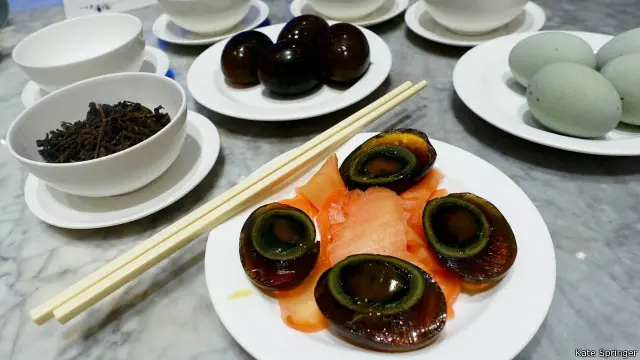Restoran Yung Kee menyajikan telur abad bersama jahe merah muda sebagai makanan pembuka.