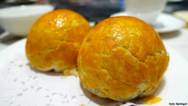 Kue keemasan ini memiliki kejutan bertekstur krim di dalamnya.