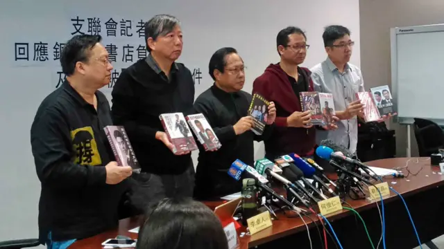 香港支聯會主席何俊仁(中)與秘書長李卓人(左二)在新聞發佈會上(BBC中文網圖片3/1/2016)