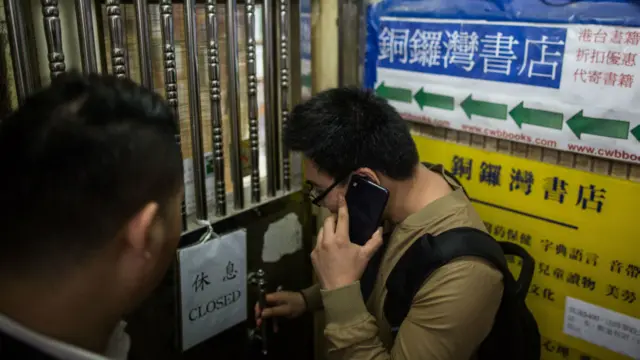 兩名白跑一趟的男子在銅鑼灣書店門口致電查詢(2/1/2016)