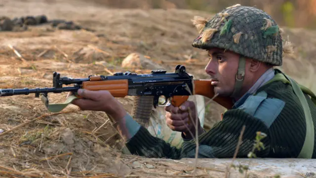 انتہائی تربیت یافتہ فوجیوں نے جگہ جگہ مورچہ سنبھال رکھا ہے