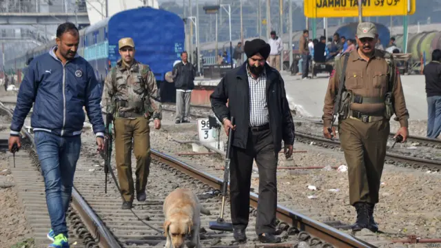 پاکستان کی سرحد کے قریب واقع شہر پٹھان کوٹ میں موجود بی بی سی کے نمائندے نتن شریواستو نے بتایا ہے کہ اتوار کو فضائی اڈے کی حدود میں بھرپور آپریشن جاری رہا اور علاقے کی ہیلی کاپٹر کے ذریعے فضائی نگرانی بھی کی جاتی رہی۔