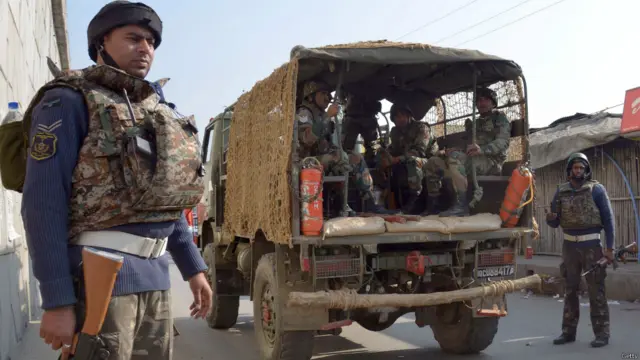 انھوں نے کہا کہ ان میں سے ایک حملہ آور کو ہلاک کر دیا گیا جبکہ دو کے خلاف آپریشن اختتامی مراحل میں ہے تاہم ابھی اس کے خاتمے کے بارے میں کچھ نہیں کہا جا سکتا۔