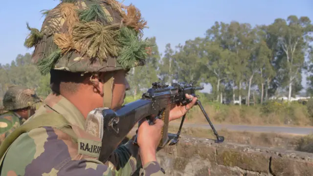 بھارتی فضائیہ کے ایئر مارشل انیل کھوسلہ نے بتایا کہ سنیچر کی شب فضائی اڈے کی تلاشی کا عمل روک کر علاقے کو سیل کر دیا گیا تھا