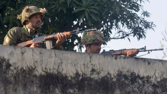 اتوار کو سرچ آپریشن کے دوران این ایس جی کے بم ڈسپوزل سکواڈ میں شامل لیفٹیننٹ کرنل نرنجن اس وقت ہلاک ہوئے جب ایک حملہ آور کے جسم سے بندھے بارودی مواد کو ناکارہ بنانے کی کوشش کی جا رہی تھی۔