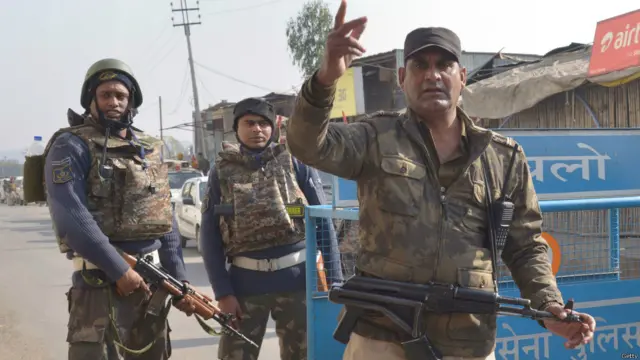 بھارتی سیکریٹری داخلہ راجیو مہرشی کا کہنا تھا کہ دو حملہ آور اب بھی اڈے کی حدود میں موجود ہیں اور انھیں ایک مقام پر گھیر لیا گیا ہے۔