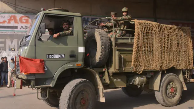 انھوں نے بتایا کہ پٹھان کوٹ کے فضائی اڈے پر حملہ کرنے والے چھ افراد کو ہلاک کر دیا گیا ہے جبکہ آپریشن کے دوران سات فوجی بھی مارے گئے ہیں۔