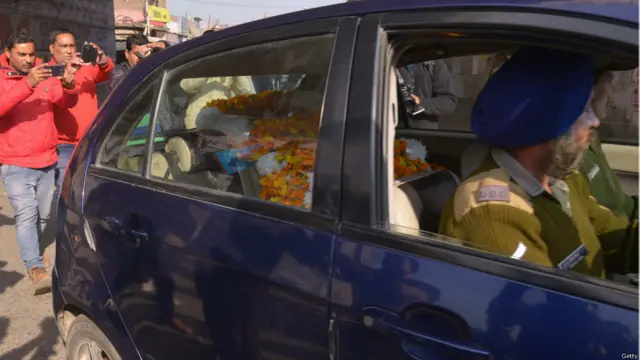 حکام کا یہ بھی کہنا ہے کہ سنیچر کی صبح ہونے والے حملے اور اس کے بعد آپریشن کے دوران مرنے والوں کی تعداد 13 ہوگئی ہے جن میں ایک لیفٹیننٹ کرنل بھی شامل ہیں۔