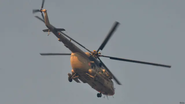 اتوار کو بھارتی حکام نے کہا کہ پٹھان كوٹ میں بھارتی فضائیہ کے اڈے پر اب بھی دو حملہ آور چھپے ہوئے ہیں جنھیں گھیرے میں لے کر کارروائی کی جا رہی ہے۔