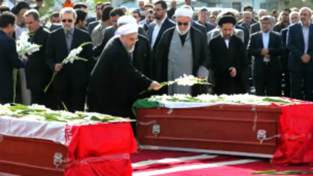 ادای احترام حسن روحانی به اجساد زائران حج که به ایران بازگردانده شد