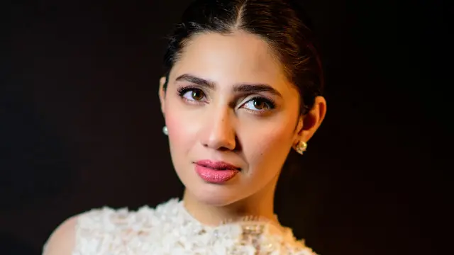 پاکستانی اداکارہ ماہرا خان فلم رئیس میں شاہ رخ حان کے ساتھ کام کر رہی ہیں جو آکلے برس ریلیز ہونے والی ہے