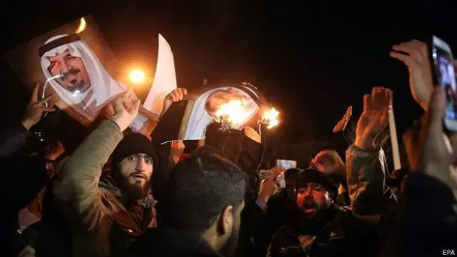 أحرق المحتجون الإيرانيون صور القادة السعوديين