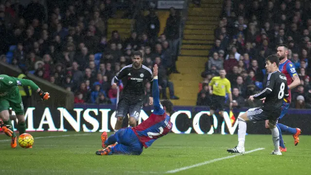 دييغو كوستا وأوسكار أتعبا دفاع كريستال بالاس