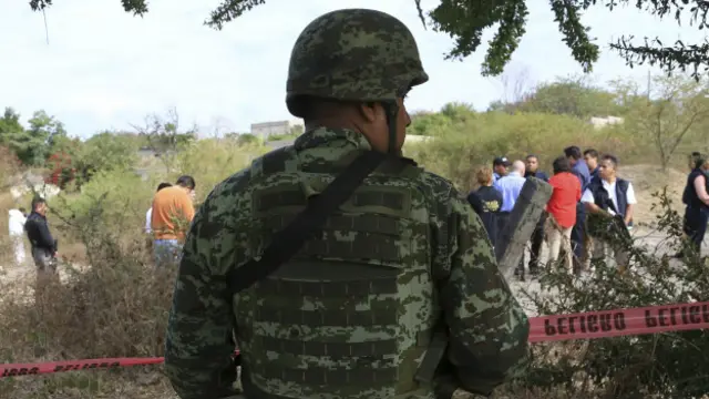 警方在莫塔被杀身亡的住宅附近巡逻。