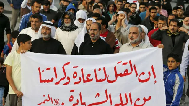 ممتاز شیعہ عالم نمر النمر کو پھانسی دیے جانے پر ایران سمیت دنیا کے مختلف حصوں میں سعودی عرب کے خلاف مظاہرے کیے گئے ہیں۔ یہاں بحرین کے ایک شہر میں مظاہرہ ہوا۔