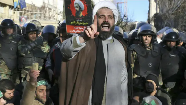 تہران میں سعودی سفارت خانے کے باہر سکیورٹی کے درمیان ایک شیعہ عالم کو شعلہ بیان تقریر کرتے ہوئے دیکھا جا سکتا ہے۔