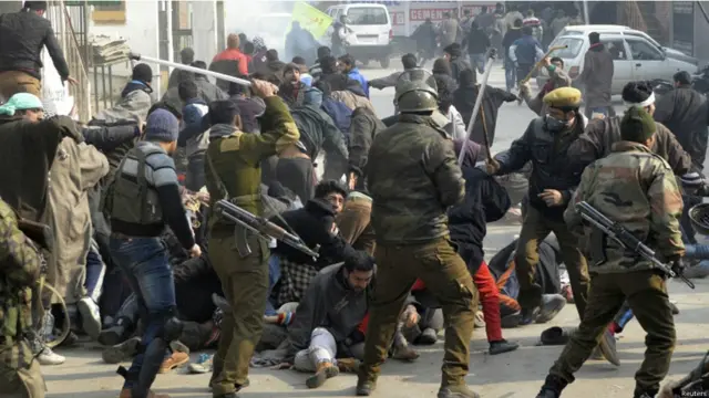 بھارت کے زیر انتظام کشمیر کے اہم شہر سرینگر میں پولیس نے مظاہرین پر لاٹھیاں برسائیں۔