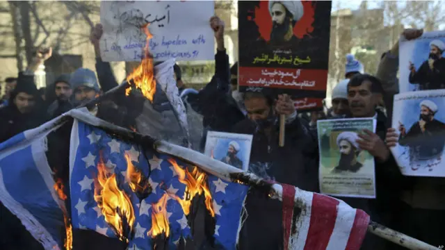 تہران میں ہی سعودی عرب کے ساتھ ساتھ امریکہ اور اسرائیل کے پرچم کو بھی نذر آتش کیا گیا۔